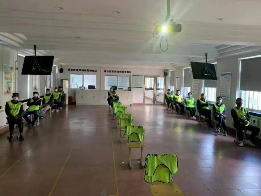 沈陽交警為物流貨車、校車駕駛人開設線下審驗業務專場