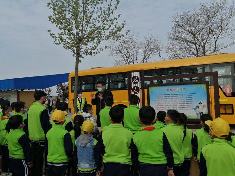 人和完小開展“校車應急疏散”演練活動