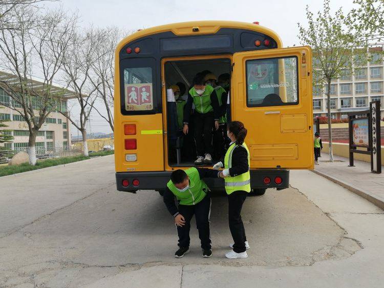 人和完小開展“校車應急疏散”演練活動