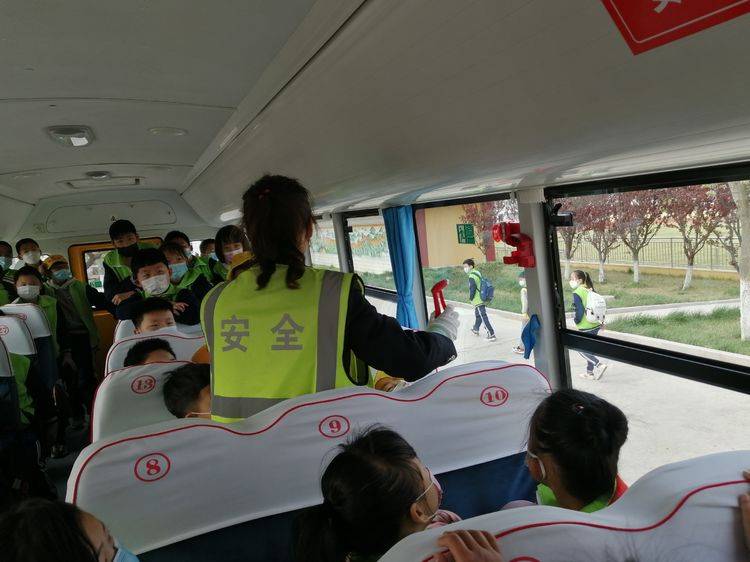 人和完小開展“校車應急疏散”演練活動