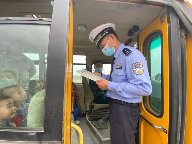 白水公安交警聯合縣教育局開展“五一”節前校車安全檢查