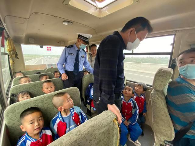 白水公安交警聯合縣教育局開展“五一”節前校車安全檢查