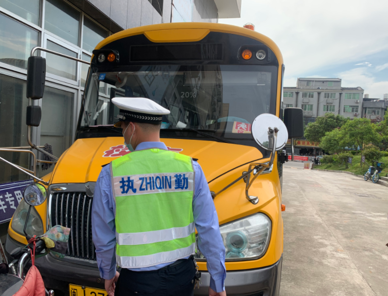 寧德交警開展校車安全檢查，為學校復課加把“安全鎖”