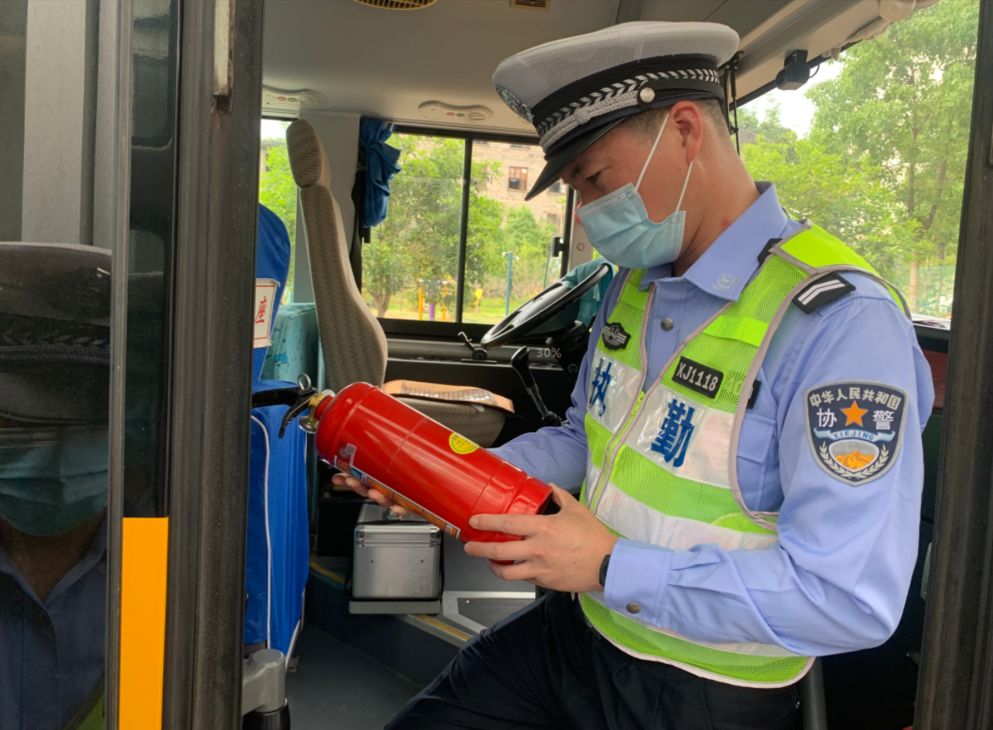 寧德交警開展校車安全檢查，為學校復課加把“安全鎖”