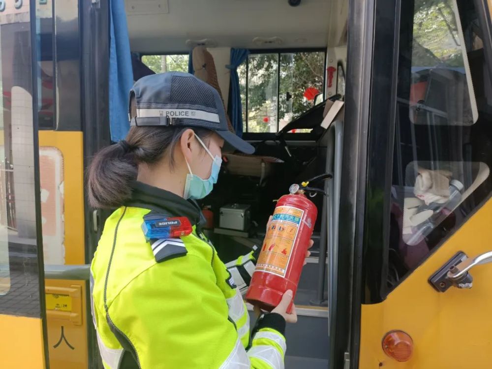 寧德交警開展校車安全檢查，為學校復課加把“安全鎖”