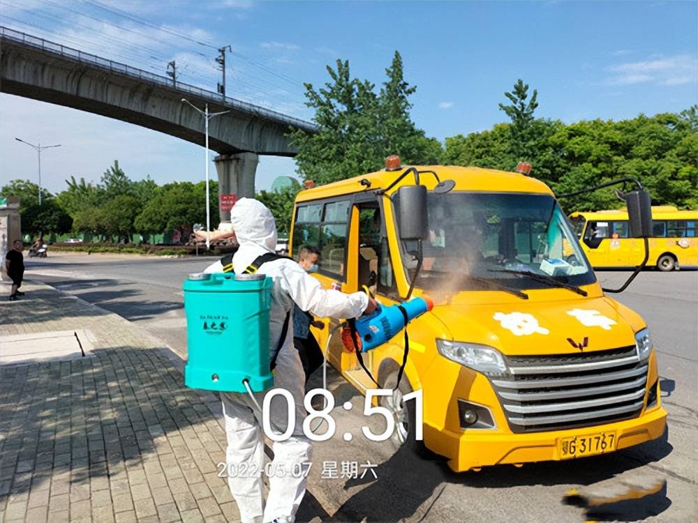 鄂州市大興校車公司集中對校車進行消殺和安全隱患排查