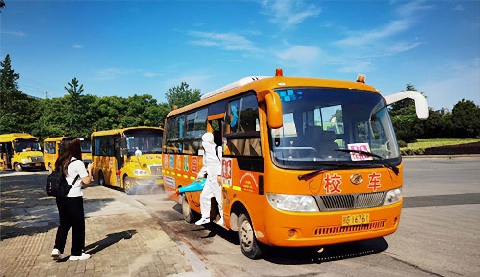 鄂州市大興校車公司集中對校車進行消殺和安全隱患排查
