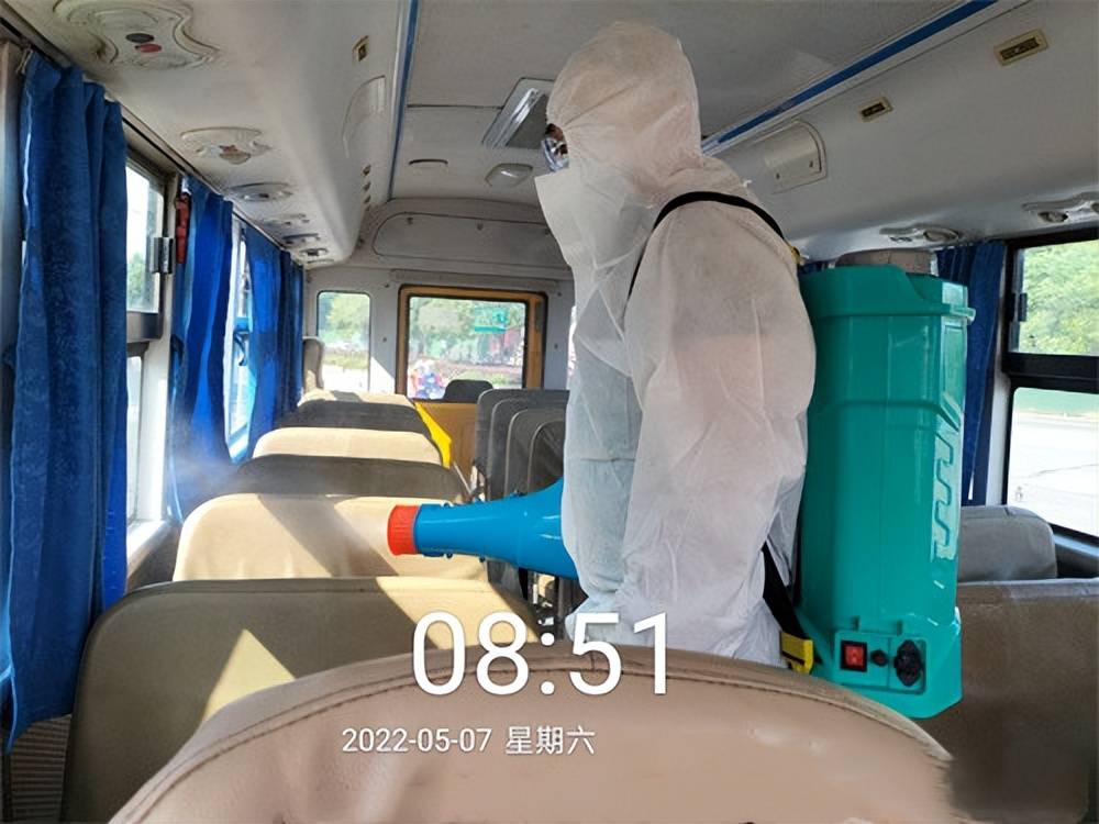 鄂州市大興校車公司集中對校車進行消殺和安全隱患排查