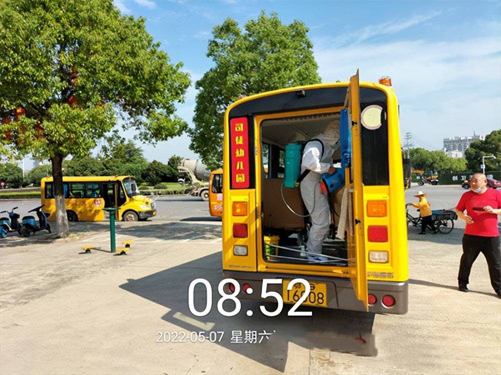 鄂州市大興校車公司集中對校車進行消殺和安全隱患排查