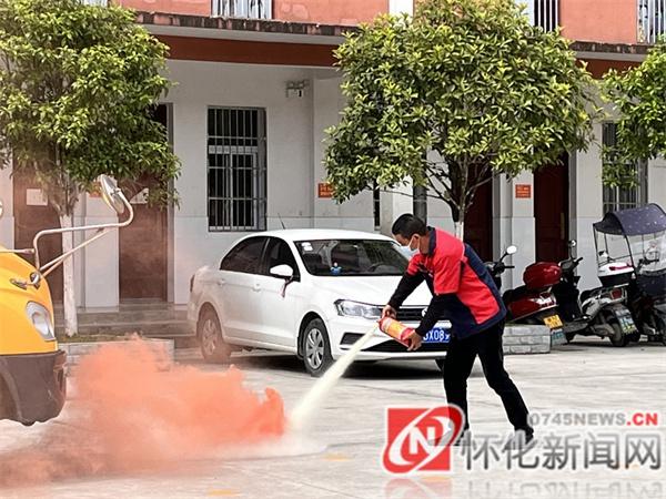 新晃：扶羅鎮中心小學開展模擬校車著火逃生演練