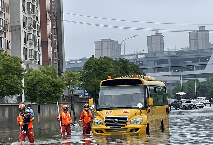 長沙一路面積水，校車上有學生被困，消防涉水救援