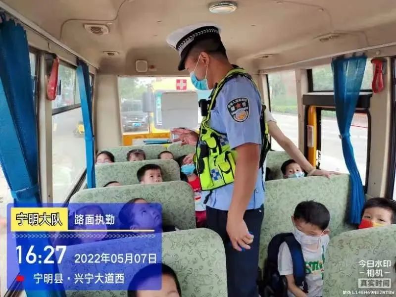 【安全伴我行】寧明交警：擰緊校車“安全閥” 護航上學“平安路”