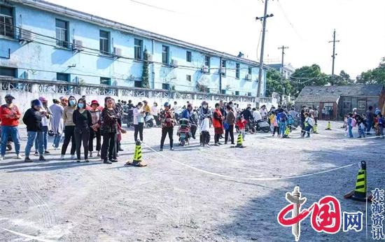 興化市垛田中心小學校車行車難、家長接送停車難“有事好商量”現場辦公一朝解