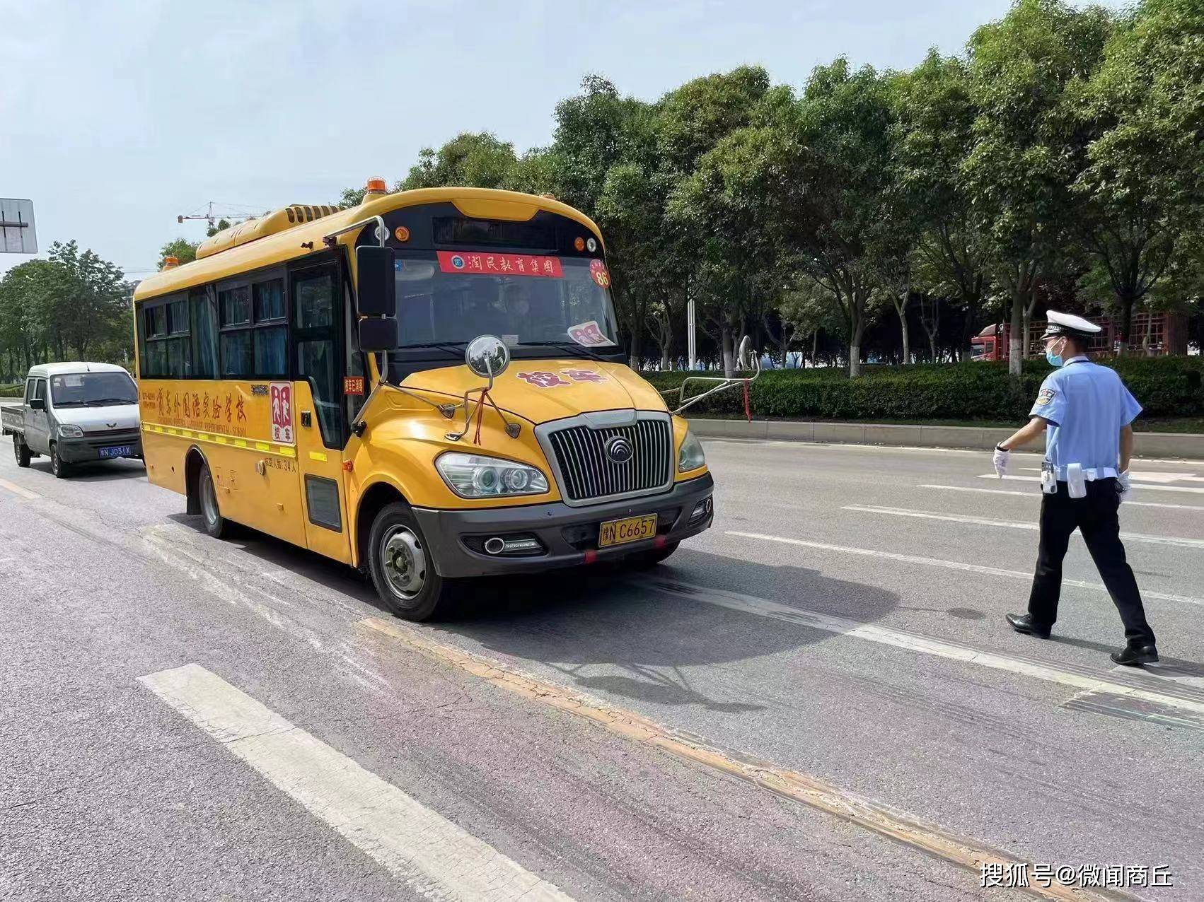 交警二大隊古宋中隊開展校車安全大檢查/ 交警二大隊古宋中隊開展校車安全大檢查