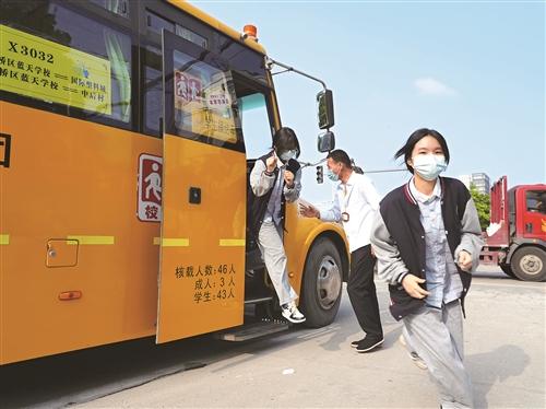 校車應急演練保平安/ 校車應急演練保平安