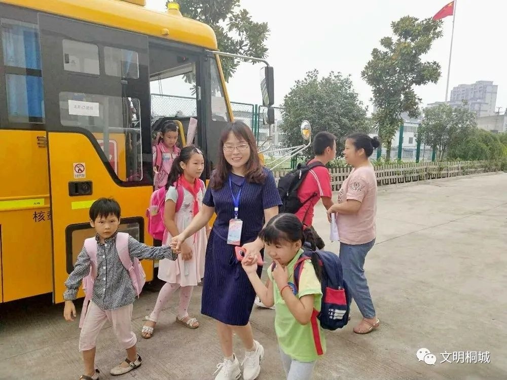 桐城:構(gòu)建校車服務(wù)全網(wǎng)格 跑出民生幸福新指數(shù) 桐城:構(gòu)建校車服務(wù)全網(wǎng)格 跑出民生幸福新指數(shù)