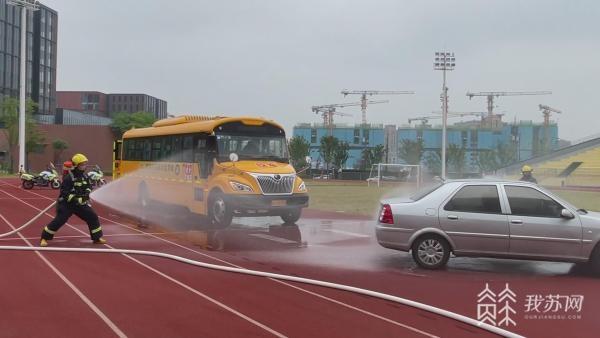 保障校車安全 南京江北新區警方走進校園應急演練 保障校車安全 南京江北新區警方走進校園應急演練