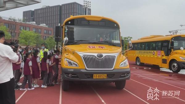 保障校車安全 南京江北新區警方走進校園應急演練 保障校車安全 南京江北新區警方走進校園應急演練