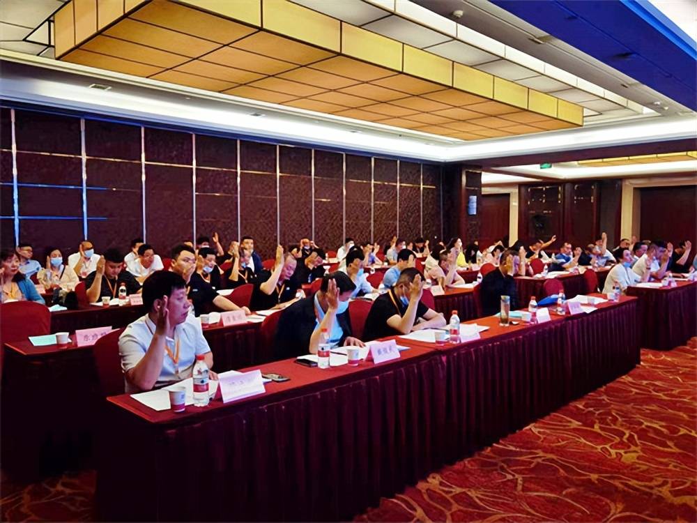 董建新當選連任湖北省校車運營行業協會會長/ 董建新當選連任湖北省校車運營行業協會會長