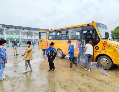 桃江浮邱山鄉(xiāng)擔水壩小學:校車應(yīng)急疏散演練 桃江浮邱山鄉(xiāng)擔水壩小學:校車應(yīng)急疏散演練