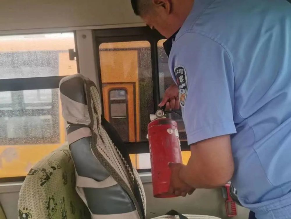 保駕護航幼兒園 交警為校車“體檢” 保駕護航幼兒園 交警為校車“體檢”