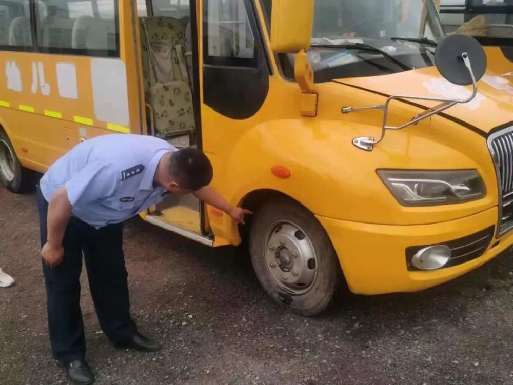保駕護航幼兒園 交警為校車“體檢” 保駕護航幼兒園 交警為校車“體檢”