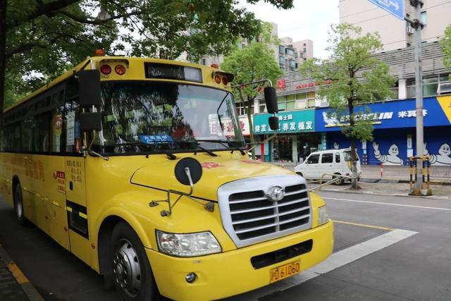 返校首日,閔行部分學校開出“臨時校車”,為有需要的師生提供往返接送服務 返校首日,閔行部分學校開出“臨時校車”,為有需要的師生提供往返接送服務
