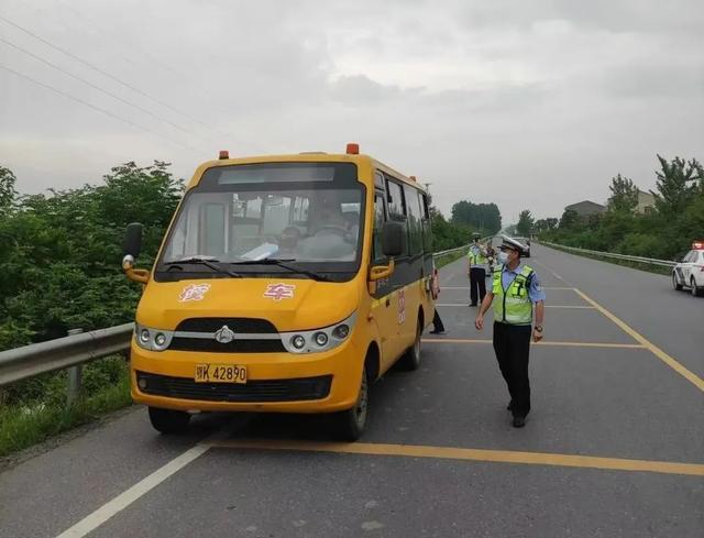 筑牢安全防線,云夢交警開展校車專項檢查! 筑牢安全防線,云夢交警開展校車專項檢查!