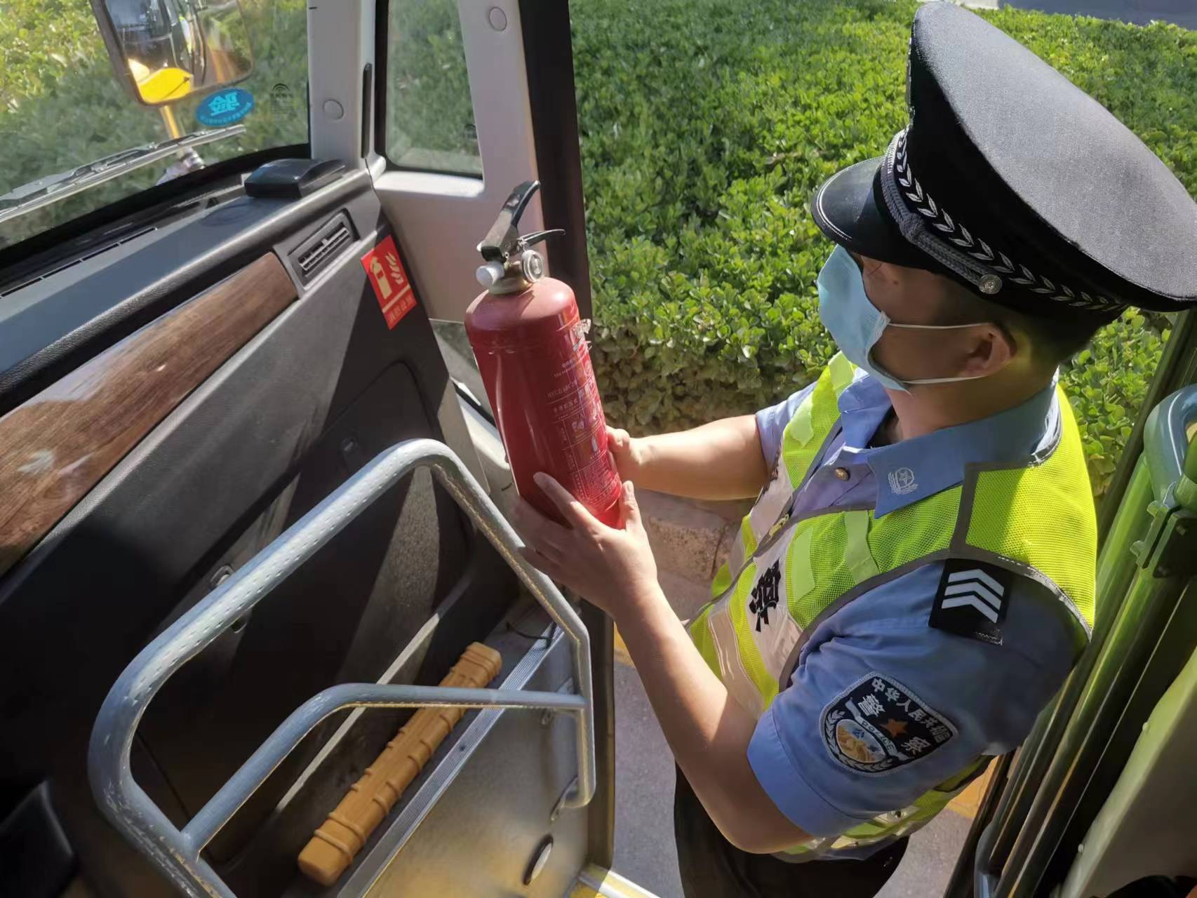 交巡警邯山一大隊嚴查校車安全 打造平安求學路 交巡警邯山一大隊嚴查校車安全 打造平安求學路