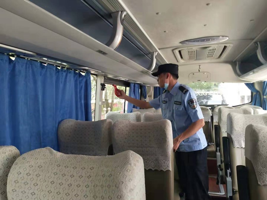 竹根灘派出所:“體檢”校車 護航高考 竹根灘派出所:“體檢”校車 護航高考