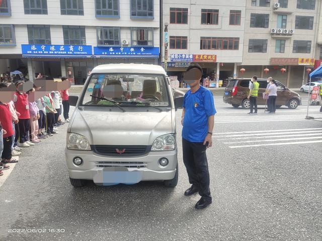 超載假校車被桂林龍勝交警查處/ 超載假校車被桂林龍勝交警查處