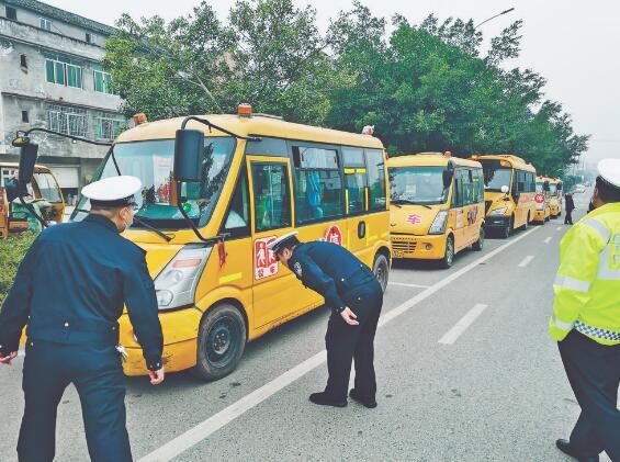 為學(xué)生打造最安全的“移動校舍” 為學(xué)生打造最安全的“移動校舍”