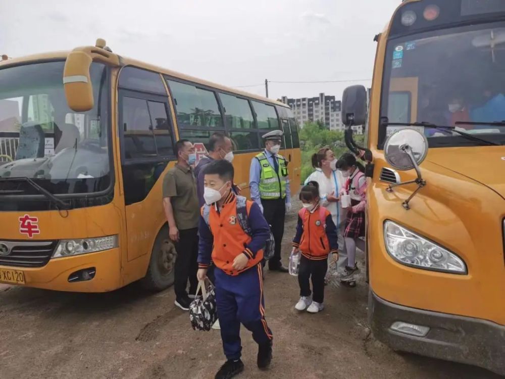 青衿之志 履踐致遠 船營交警為孩子們保駕護航 青衿之志 履踐致遠 船營交警為孩子們保駕護航