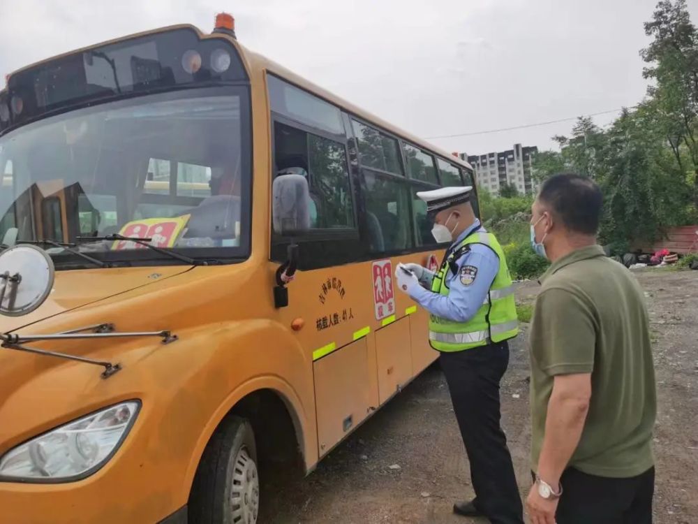 青衿之志 履踐致遠 船營交警為孩子們保駕護航 青衿之志 履踐致遠 船營交警為孩子們保駕護航