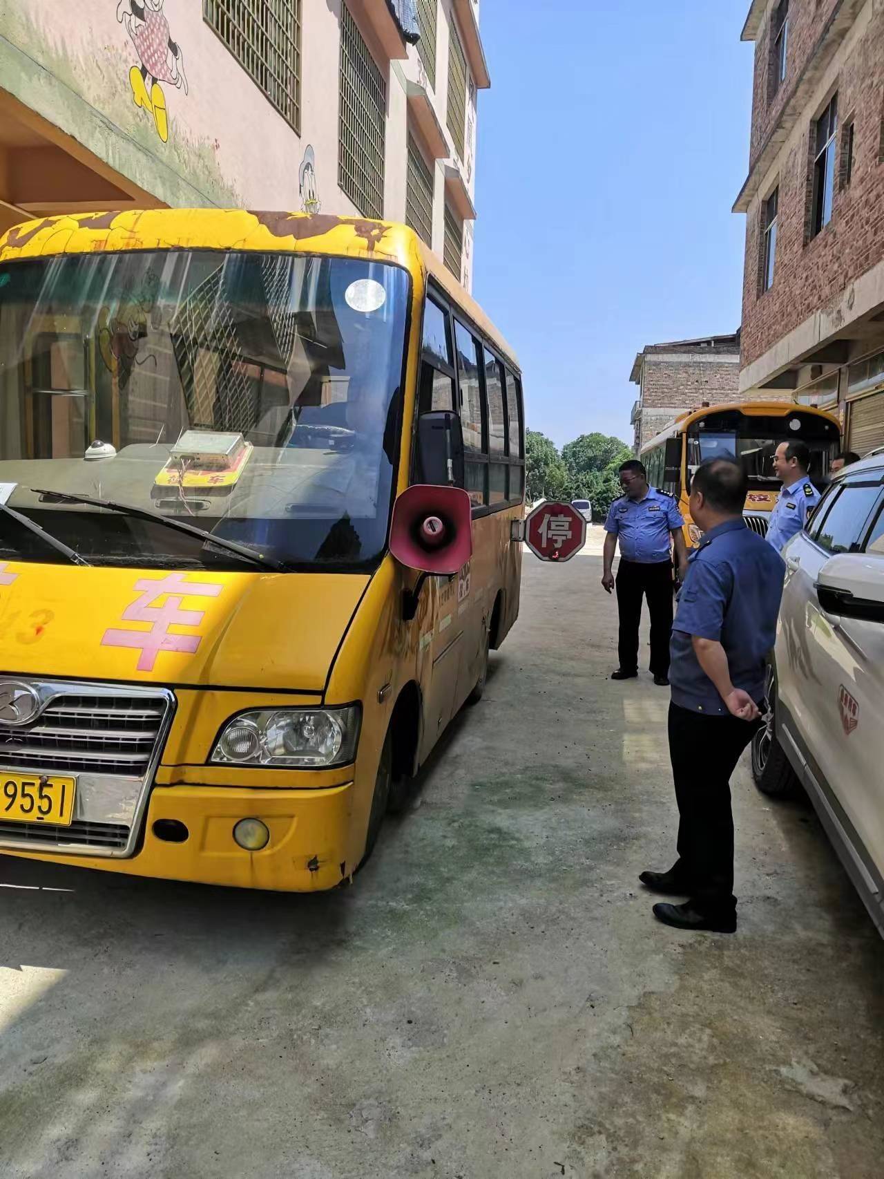 金洞:強化校車監管 確保“花朵”安全 金洞:強化校車監管 確保“花朵”安全