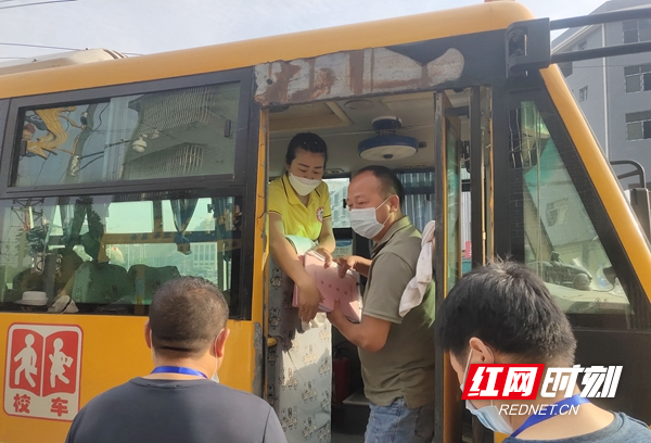 全域文明創建在行動丨鳳凰縣:校車辦組織部門聯合開展校園周邊交通問題頑瘴痼疾整治行動 為學生出行保駕護航 微信圖片_20220615114704_副本.jpg