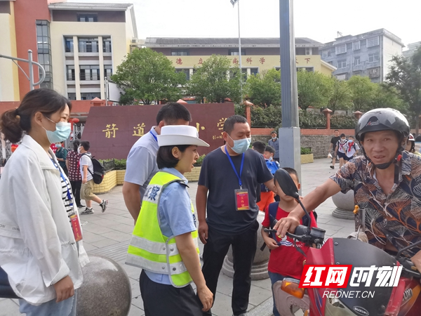 全域文明創建在行動丨鳳凰縣:校車辦組織部門聯合開展校園周邊交通問題頑瘴痼疾整治行動 為學生出行保駕護航 微信圖片_20220615114652.jpg