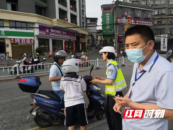 全域文明創建在行動丨鳳凰縣:校車辦組織部門聯合開展校園周邊交通問題頑瘴痼疾整治行動 為學生出行保駕護航 微信圖片_20220615114635.jpg
