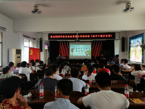 【益陽】南縣:管好校車要明責 擰緊校車“安全閥“ 圖片