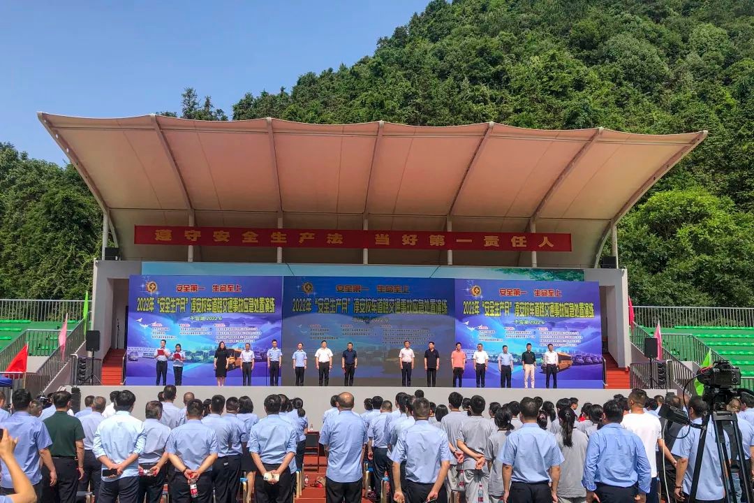 校車應(yīng)急演練 筑牢安全防線 校車應(yīng)急演練 筑牢安全防線