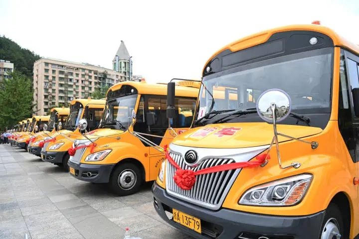 校車應(yīng)急演練 筑牢安全防線 校車應(yīng)急演練 筑牢安全防線