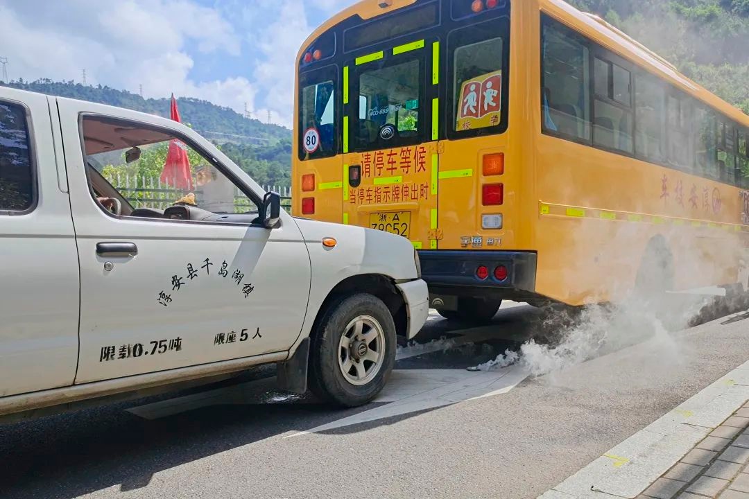 校車應(yīng)急演練 筑牢安全防線 校車應(yīng)急演練 筑牢安全防線
