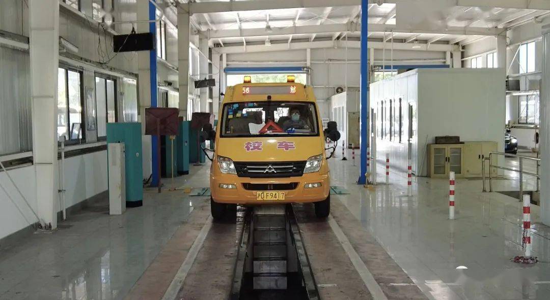 靜安交警開展校車安全檢查，護(hù)航校園安全