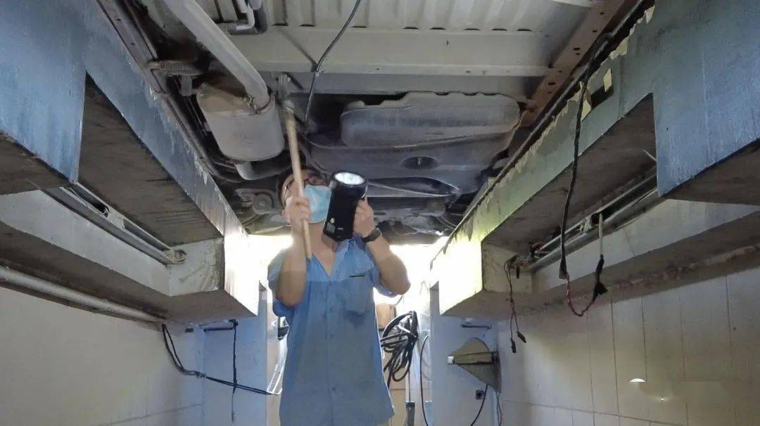 靜安交警開展校車安全檢查，護(hù)航校園安全