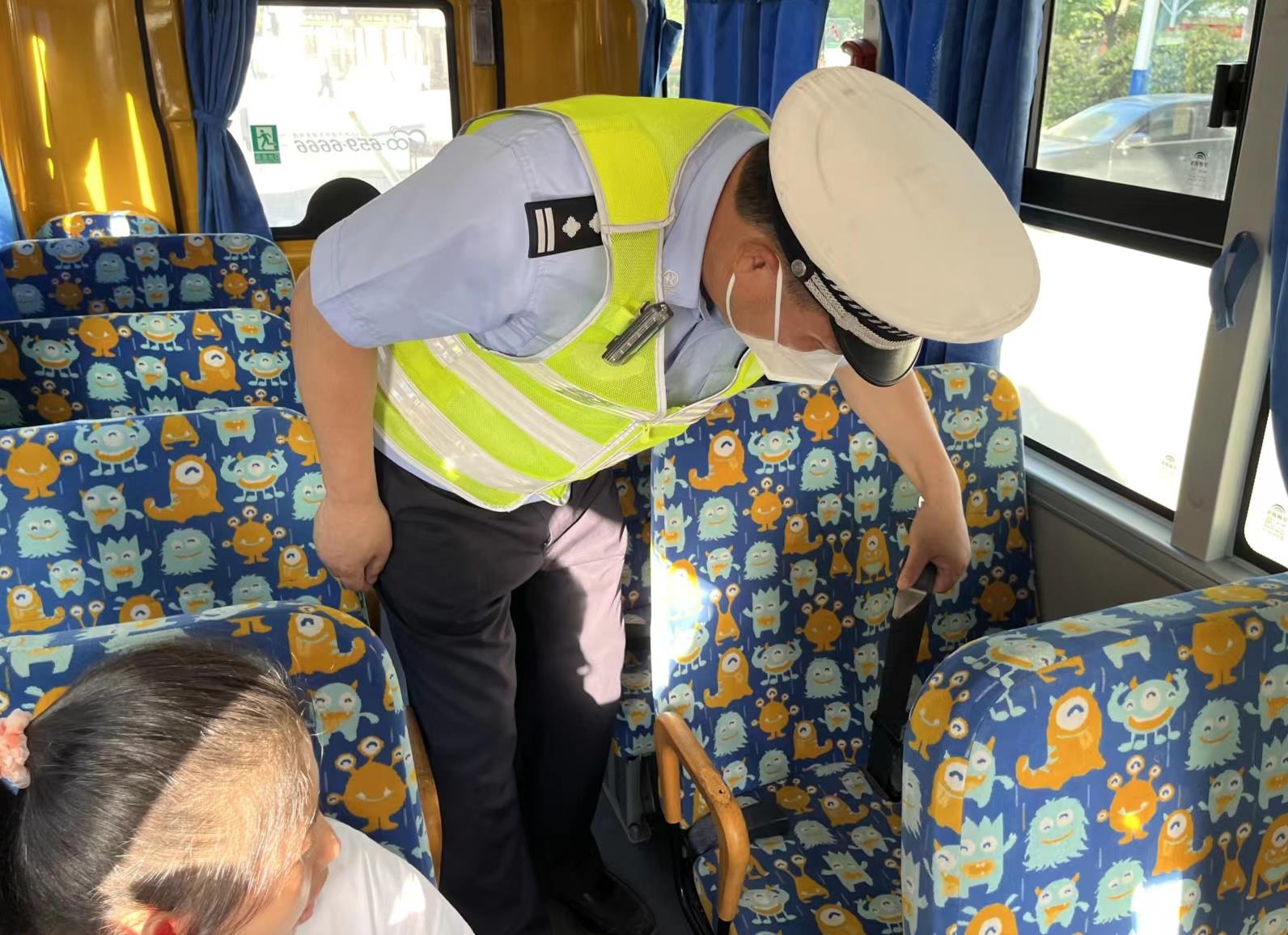 我為群眾辦實事 檢查校車安全 守護出行平安 我為群眾辦實事 檢查校車安全 守護出行平安