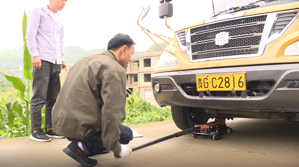 【安全生產月】普定:校車檢修進學校 保障學生安全出行 【安全生產月】普定:校車檢修進學校 保障學生安全出行