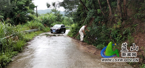 田心學校開展校車線路隱患排查/ 5dad1dbd3987079f81b61fb07d86d9af.jpg