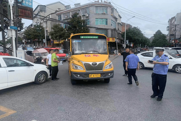 整治校車頑瘴痼疾 確保學生乘車安全 整治校車頑瘴痼疾 確保學生乘車安全