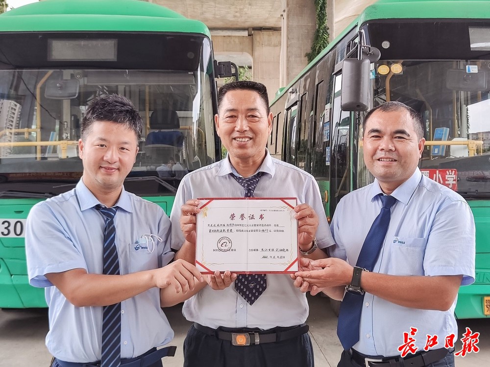 接力給小女孩帶牛奶的“校車伯伯”,獲5000元正能量獎勵 接力給小女孩帶牛奶的“校車伯伯”,獲5000元正能量獎勵