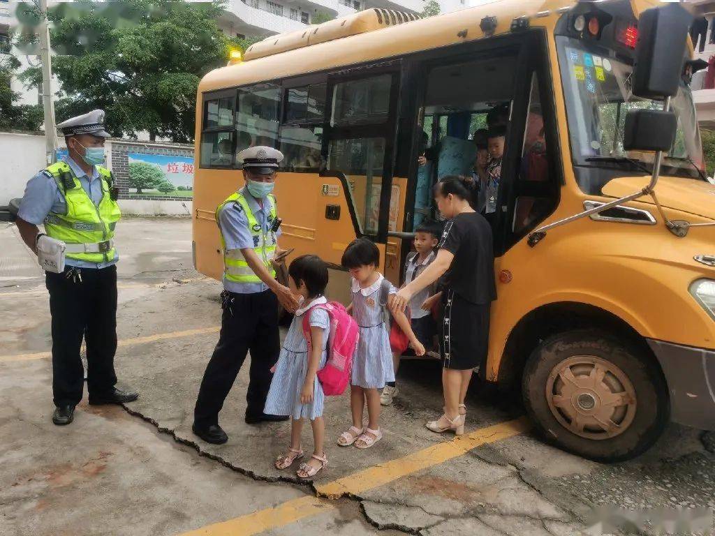 驚！化州一校車嚴重超載，限載28人竟擠了51人！